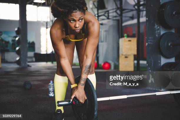 sind sie bereit für das training - black female bodybuilder stock-fotos und bilder