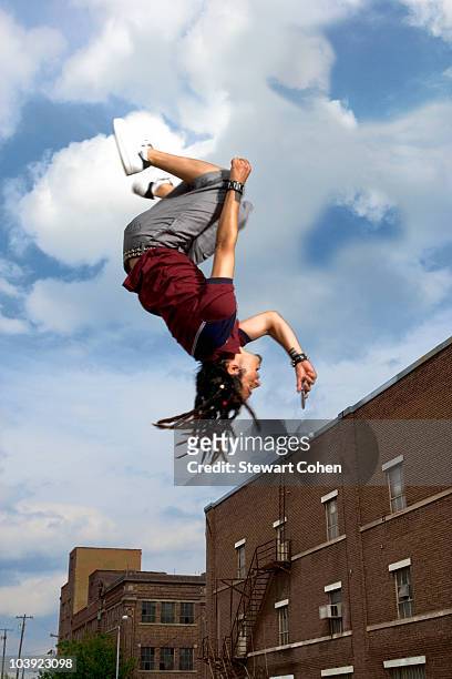 teenage boy doing back flip in air - achterwaartse salto stockfoto's en -beelden