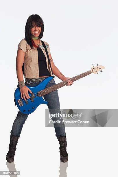 teenage girl playing electric guitar - chitarra elettrica foto e immagini stock