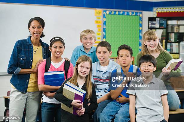 group of elementary school students in classroom - native korean 個照片及圖片檔