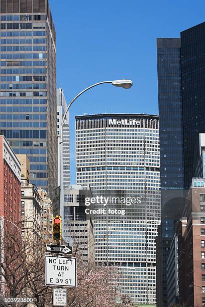 buildings on 42nd street in manhattan - metalife fotografías e imágenes de stock