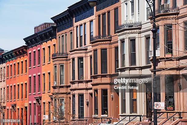 row of brownstone townhouses - brooklyn brownstone stock pictures, royalty-free photos & images