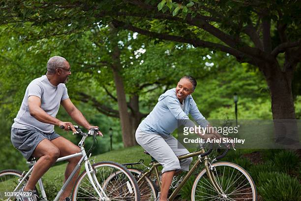 black couple riding bicycles - retirement enjoy active stockfoto's en -beelden