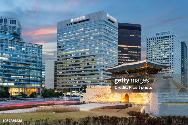 namdaemun gate at night in seoul ,south korea. - namdaemun stockfoto's en -beelden