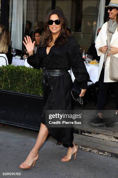 Eva Longoria leaves a restaurant on September 24, 2018 in Paris, France.