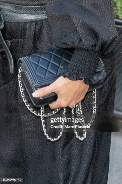 Actress Eva Longoria, handbag detail, leaves the L'Avenue restaurant on September 24, 2018 in Paris, France.