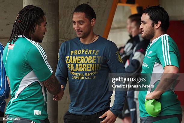 Ma'a Nonu and Piri Weepu meet New Zealand rugby league player Benji Marshall after a New Zealand All Blacks training session at Leichhardt Oval on...