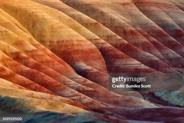 painted hills at sunset, john day fossil beds national monument, oregon - estrato de roca fotografías e imágenes de stock