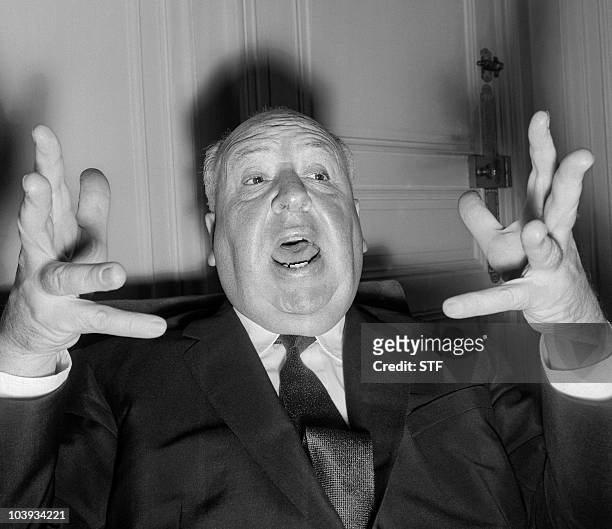 Le réalisateur britannique Alfred Hitchcock donne une conférence de presse, le 18 octobre 1960 à Paris, pour présenter son dernier film "Psychose"....