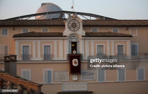 Pope Benedict XVI stands on the balcony of the Apostolic Palace are pictured in Castel Gandolfo, Italy, 28 February 2013. Photo: MICHAEL KAPPELER |...