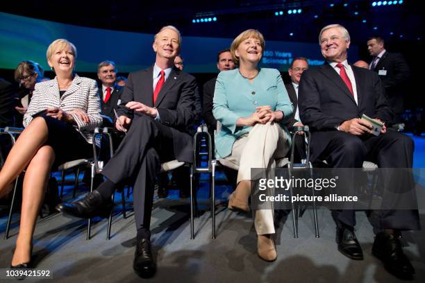 Premier of North Rhine-Westphalia Hannelore Kraft , CEO of Bayer, Marijn Dekkers, German Chancellor Angela Merkel and chairman of the board of Bayer,...