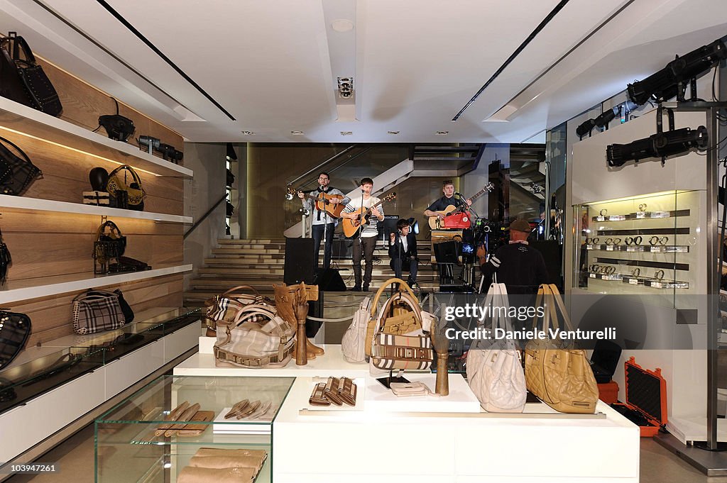 Burberry: Milan Vogue Fashion Night Out