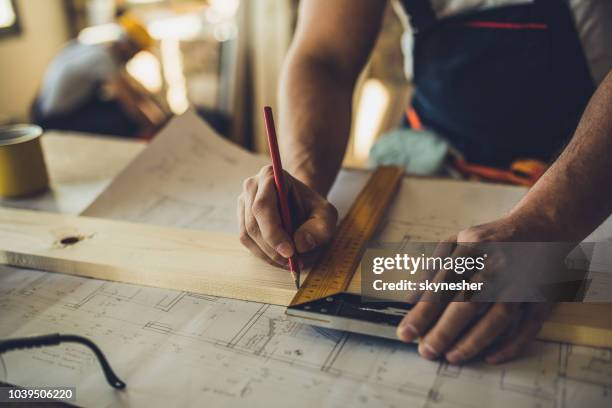 close up van onherkenbaar werknemer puttend uit houten plank. - carpentry tools stockfoto's en -beelden