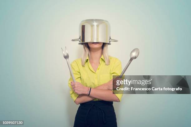 overworked - lady cooking confused imagens e fotografias de stock