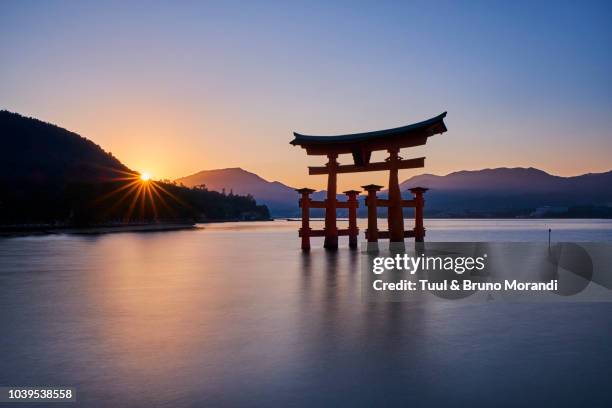 japan, miyajima island, itsukushima shrine, torii gate, unesco - helgedom bildbanksfoton och bilder