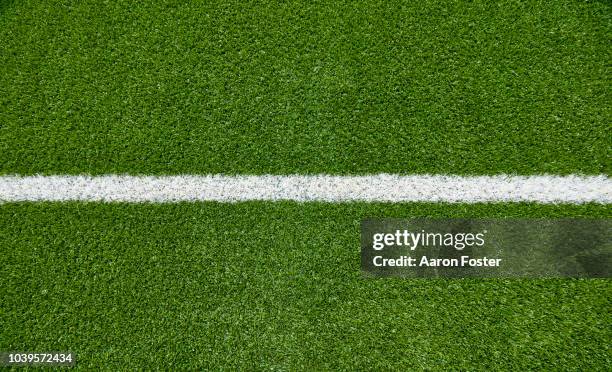 football field - gegenspieler decken stock-fotos und bilder