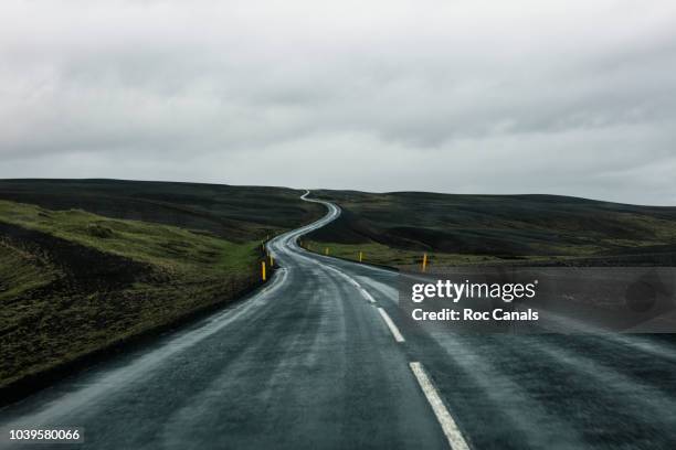 beautiful road in iceland - empty road stock-fotos und bilder