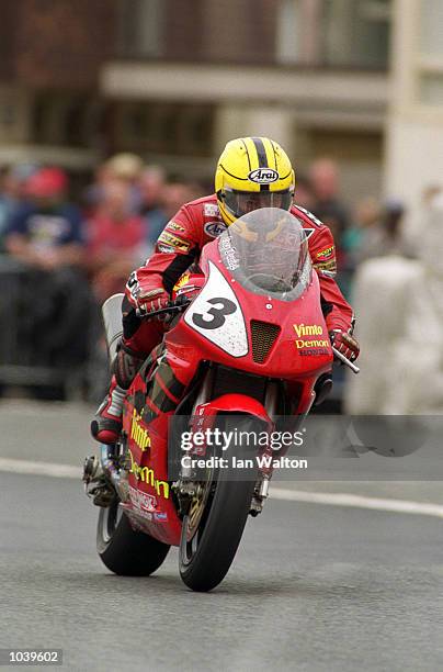 Joey Dunlop at Parliament Square on his way to victory in the Formula One TT class during the Isle of Man TT Races on the Isle of Man, Great Britain....