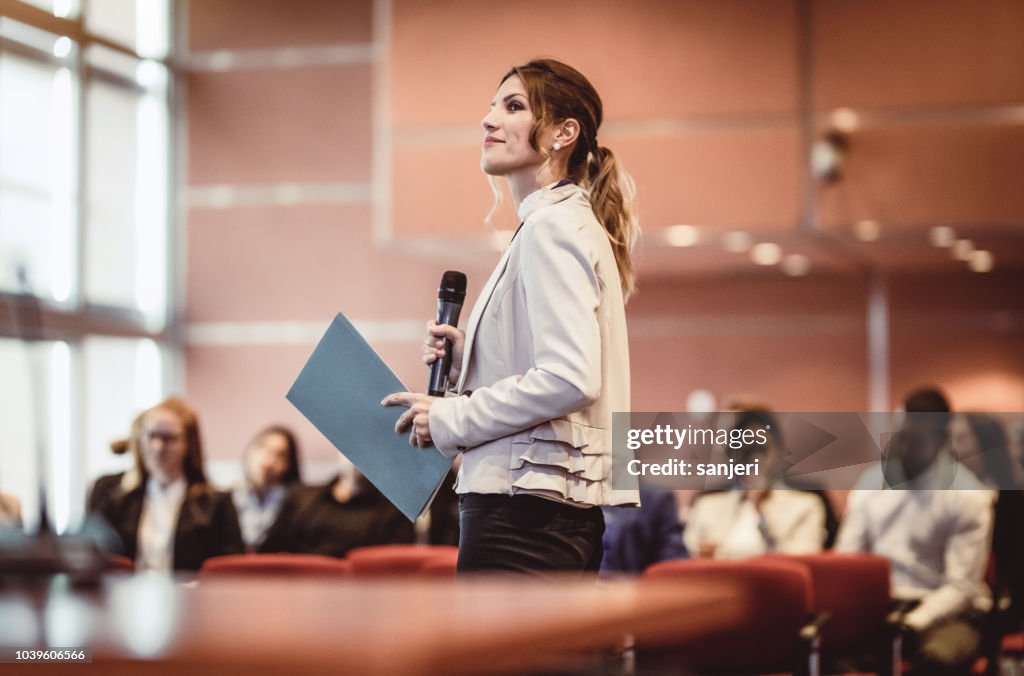 Mensen uit het bedrijfsleven luisteren naar de spreker tijdens een conferentie