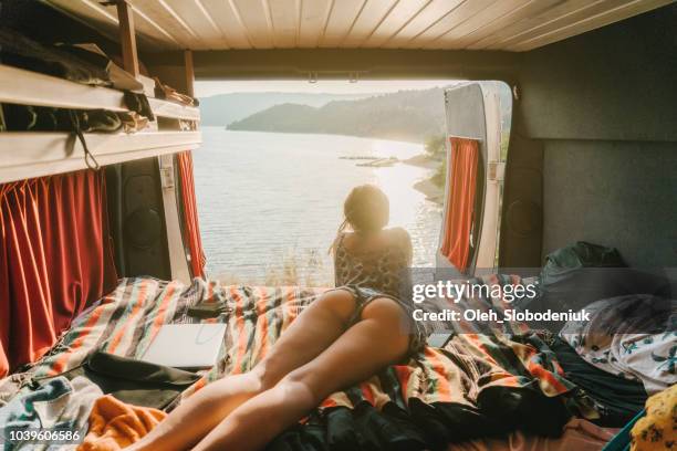 キャンピングカーから風光明媚なビュー サント クロワの湖を見ている女性 - 乗り物内部 ストックフォトと画像