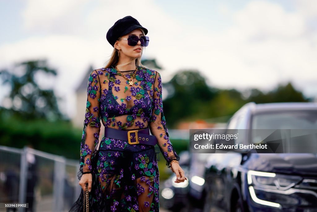 Street Style : Paris Fashion Week Womenswear Spring/Summer 2019 : Day One