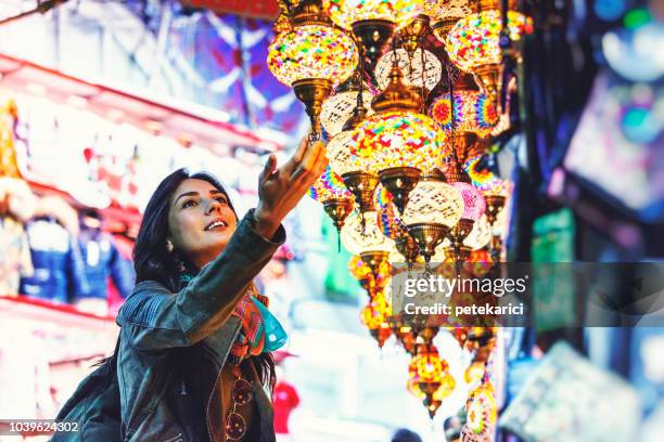 schöne junge frau, die geschäfte im großen basar, istanbul, türkei - istanbul stock-fotos und bilder