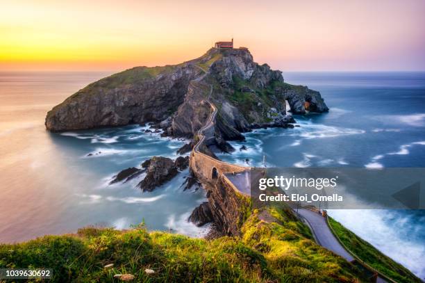 san juan de gaztelugatxe (dragonstone) bij zonsondergang - spanje stockfoto's en -beelden