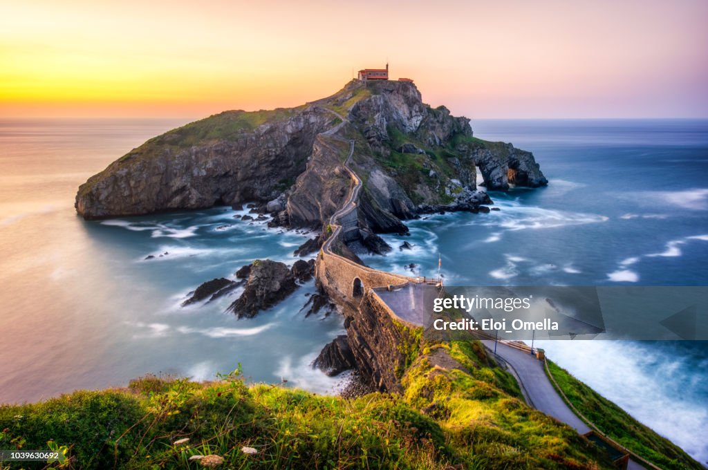 San juan de gaztelugatxe (dragonstone) ao pôr do sol