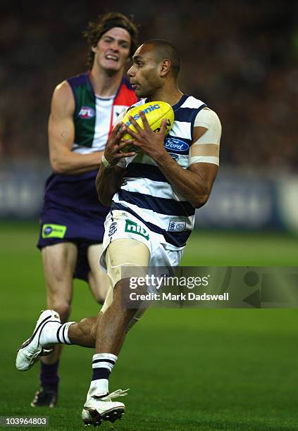 Travis Varcoe of the Cats marks ahead of Dylan Roberton of the Dockers during the AFL Second Semi Final match between the Geelong Cats and the...