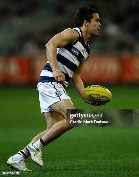 Matthew Stokes of the Cats looks to handpass to a teammate during the AFL Second Semi Final match between the Geelong Cats and the Fremantle Dockers...