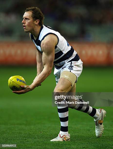 James Kelly of the Cats looks to handpass to a teammate during the AFL Second Semi Final match between the Geelong Cats and the Fremantle Dockers at...