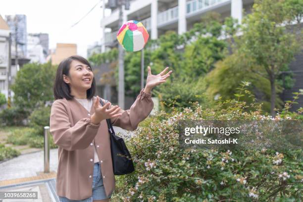 asiatische touristen spielen traditionelle japanpapier ballon - paper balloon stock-fotos und bilder