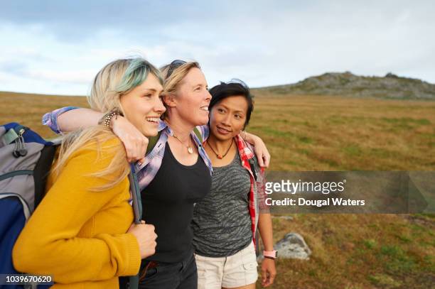 happy and positive hiking friends huddle together on a rocky moorland. - 30 40 woman stockfoto's en -beelden