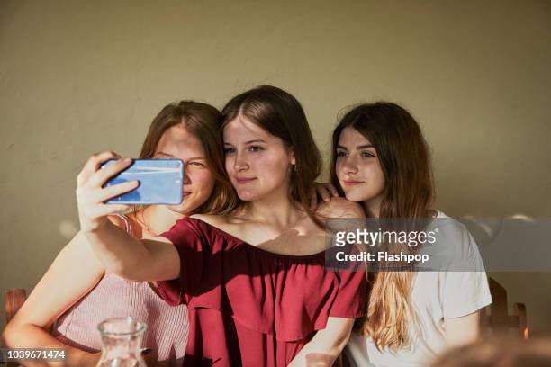 al fresco dining - mother with daughters 12 16 stock pictures, royalty-free photos & images