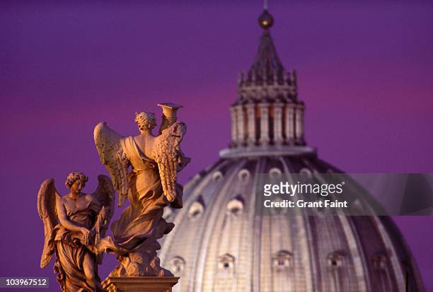 statues and cathedral dome at night. - vatican city 個照片及圖片檔