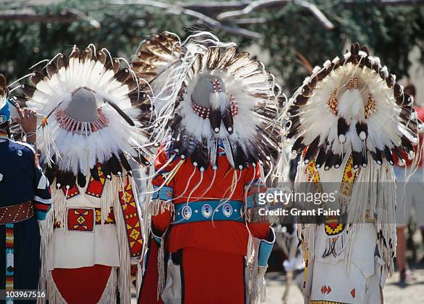 rear view of chief's headresses. - native american ethnicity photos et images de collection