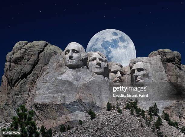 night view of monument. - mt rushmore stock pictures, royalty-free photos & images