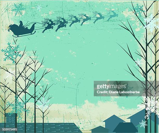 verschneite-nacht mit dem weihnachtsmann im schlitten und rentier fliegt über die dächer - haus und extravagant stock-grafiken, -clipart, -cartoons und -symbole