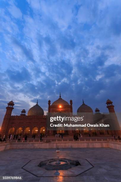 badshahi mosque, lahore - mezquita de badshahi fotografías e imágenes de stock