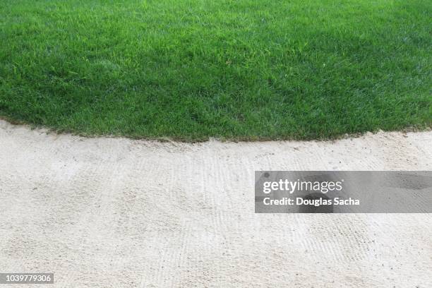 close-up of a golf course bunker edge with sand and grass - bunker campo da golf - fotografias e filmes do acervo