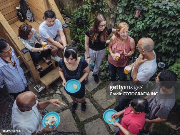 コミュニティ裏庭パーティー - street party ストックフォトと画像