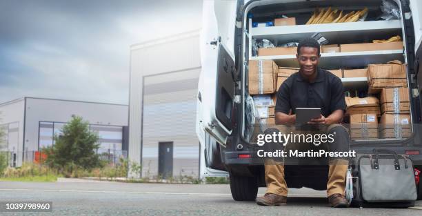 un technicien était assis à l’arrière de son van - transport logistique photos et images de collection