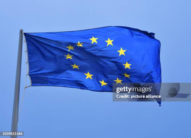 The flag of the European Union waves in Berlin, 10 June 2015. Photo: Jens Kalaene/dpa | usage worldwide