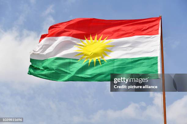 The flag of Kurdistan, national flag of the Kurdish people in Dohuk, Iraq, 19 October 2016. Photo: Jens Kalaene/dpa | usage worldwide