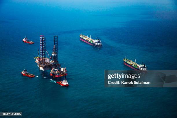 oil rig in the gulf - oil rig fire stock pictures, royalty-free photos & images