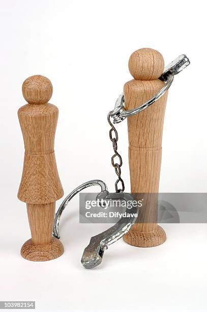 man and woman figures with handcuffs - forced marriage stockfoto's en -beelden