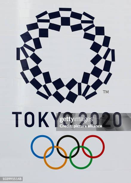 The official logo of the 2020 Olympic Games pictured at the townhall in Tokyo, Japan, 15 November 2016. Photo: Wolfgang Kumm/dpa | usage worldwide