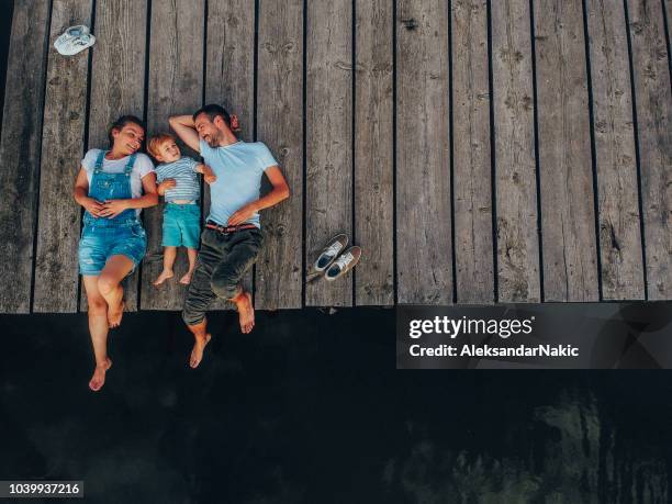 familia amorosa en un viaje de lago - embarcadero fotografías e imágenes de stock
