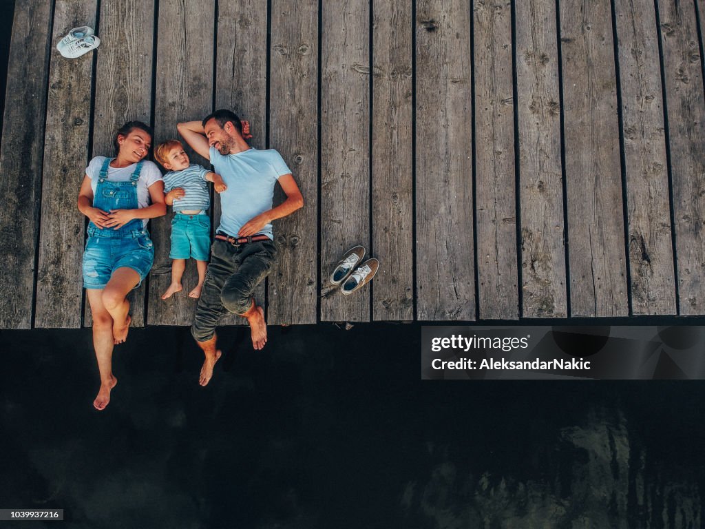 Famiglia amorevole in gita sul lago