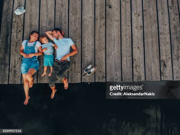 愛的家庭在湖旅行 - pier 個照片及圖片檔